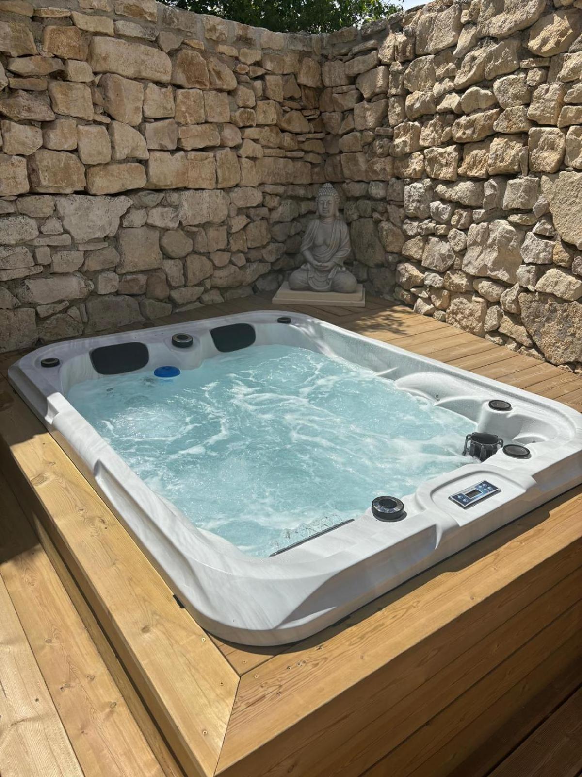 Chez Daniele Chambre Avec Jacuzzi Et Terrasse Privee Murs  Eksteriør billede